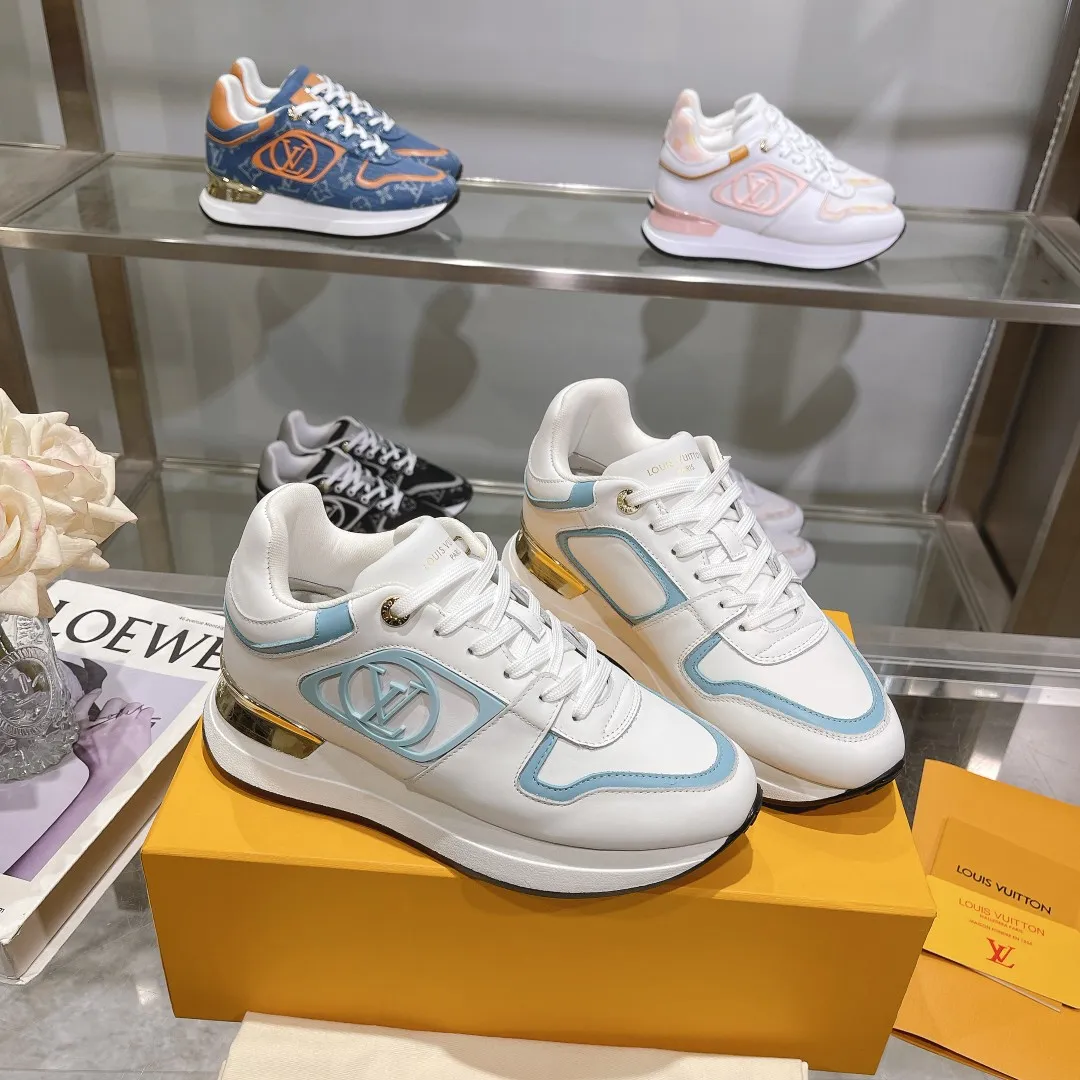 👟👟Ex-factory price 640👟👟 Men's size +10 Louis Vuitton's official website synchronizes the 2024 couple's models, this Neo Run Away sneakers are inspired by running shoes, integrating LV's iconic must-have shoes into the trend. This version is a 1:1 replica of the original version, reinterpreting Damier canvas with cow leather and mesh fabrics, highlighting its simple lines and unique wedge outsole. The main details include the LV initials on the side and the engraved gold heel stabilizer on the back plus a hidden insole. 2cm. Sizes 35-42, 39-46. Full package. High version. New and old customers are welcome to inquire.